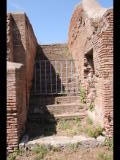 00851 ostia - regio ii - insula iv - terme di nettuno (ii,iv,2) - treppe re neben 1. raum re neben raum 6 - 06-2022.jpg